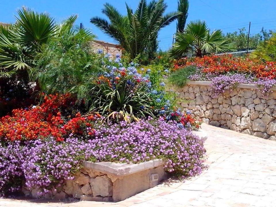 La Locanda Dei Fiori Bompensiere Exterior photo